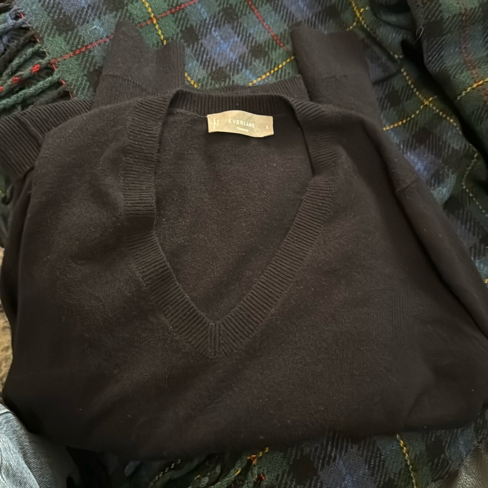 Everlane navy cashmere v neck women’s sweater size S small
